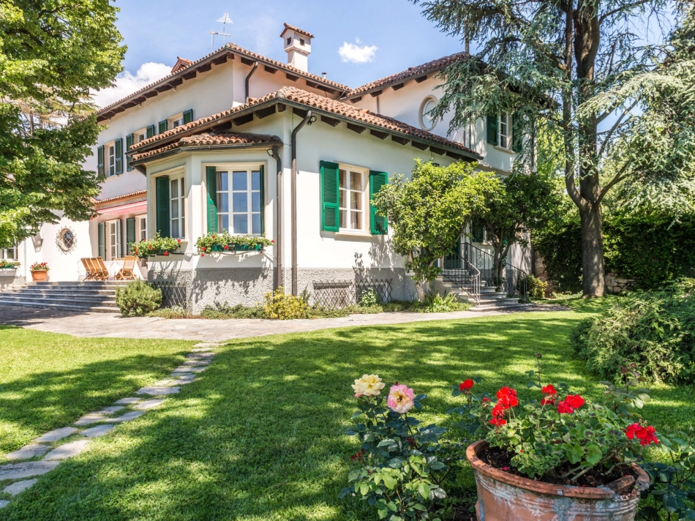 Thiết kế biệt thự nhà vườn 3 tầng hiện đại sử dụng vách kính lớn