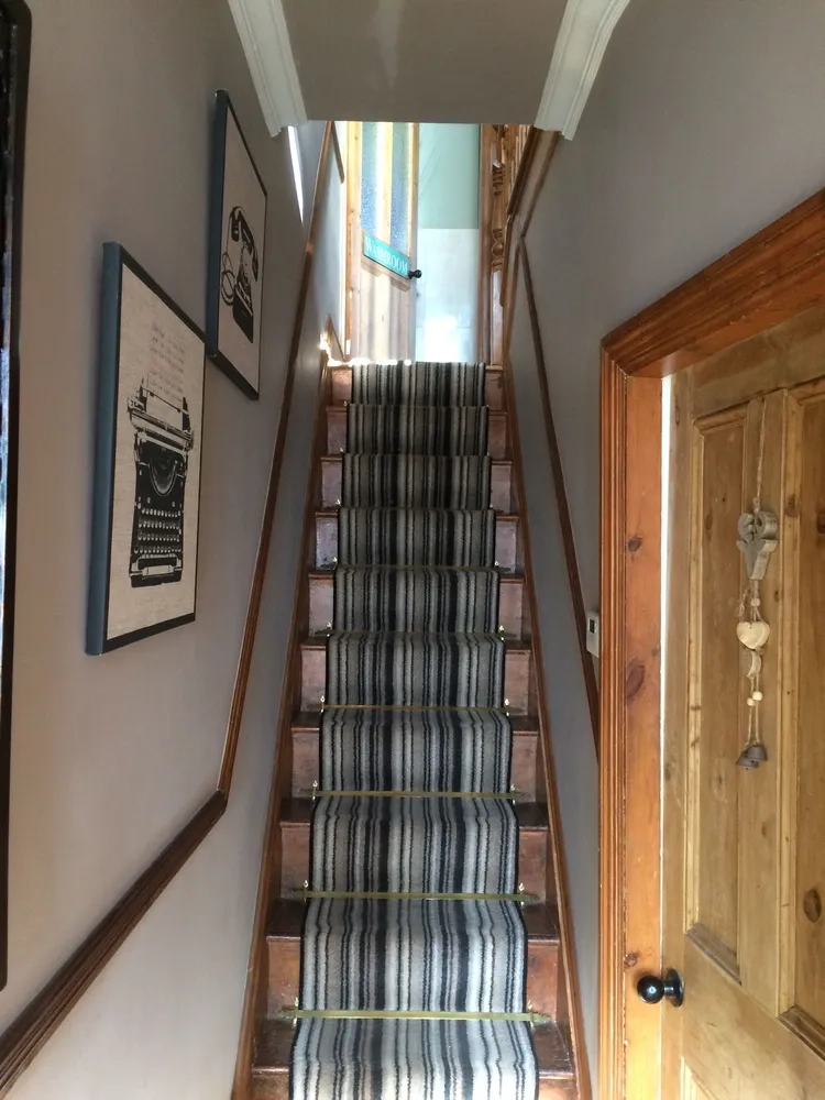 Ảnh cầu thang nhà ống gỗ ấm áp, mang phong cách tự nhiên