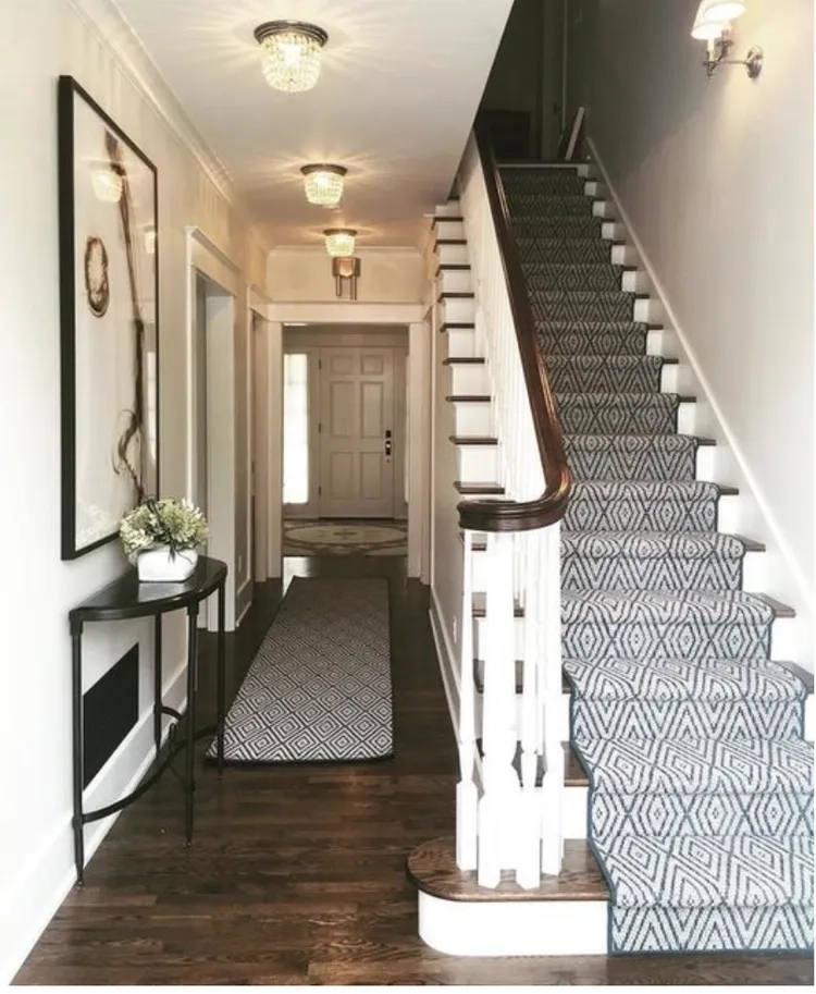 Ảnh cầu thang uốn cong cho nhà ống mềm mại, tạo điểm nhấn độc đáo