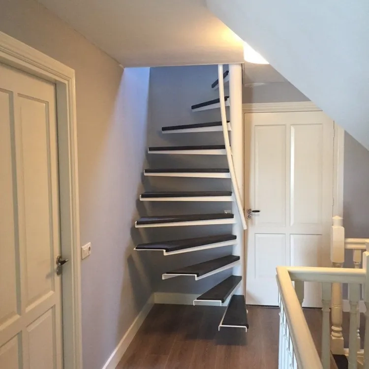 Ảnh cầu thang nhà ống kê bên tường gọn gàng, tăng diện tích sử dụng