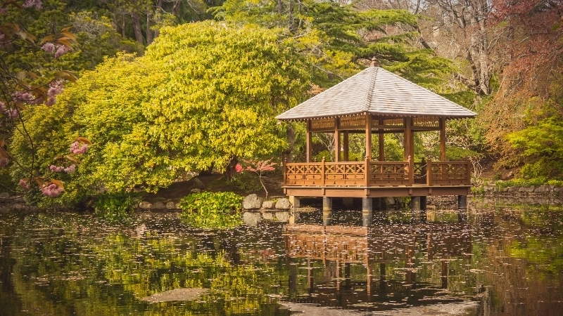 Ý tưởng trang trí chòi nghỉ với đèn lồng và chậu hoa treo