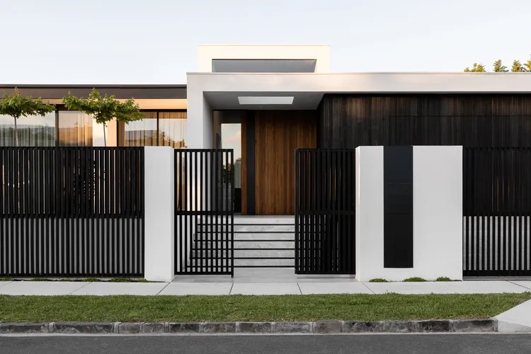 Trải nghiệm hình ảnh cổng gỗ kết hợp sắt cho nhà ống hiện đại