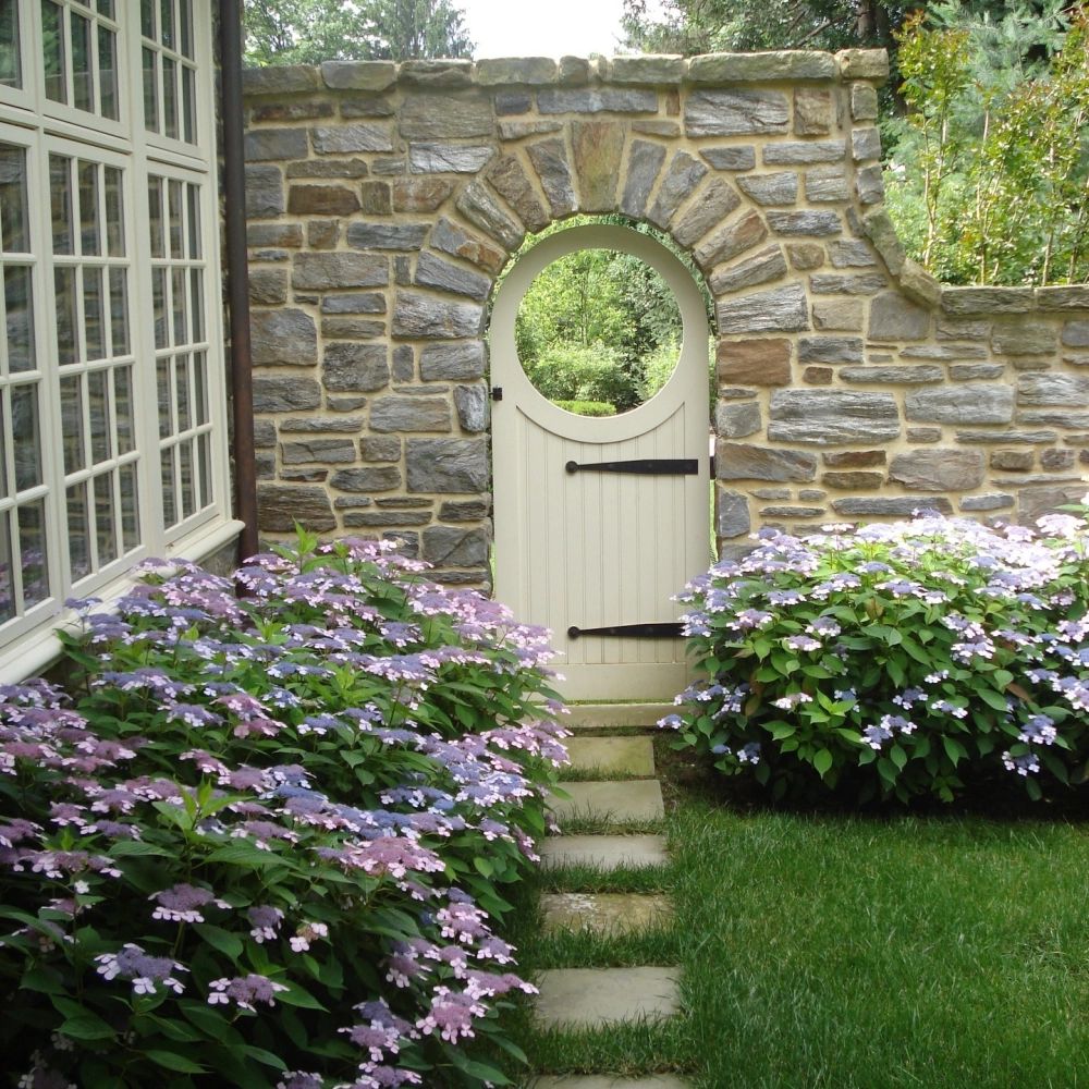 Thiết kế cổng gỗ nhà vườn kết hợp khung sắt chắc chắn