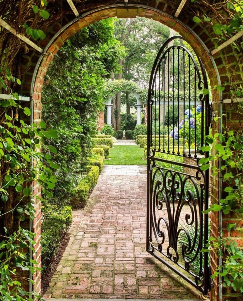 Cổng nhà vườn mái thái lợp ngói đỏ tươi nổi bật