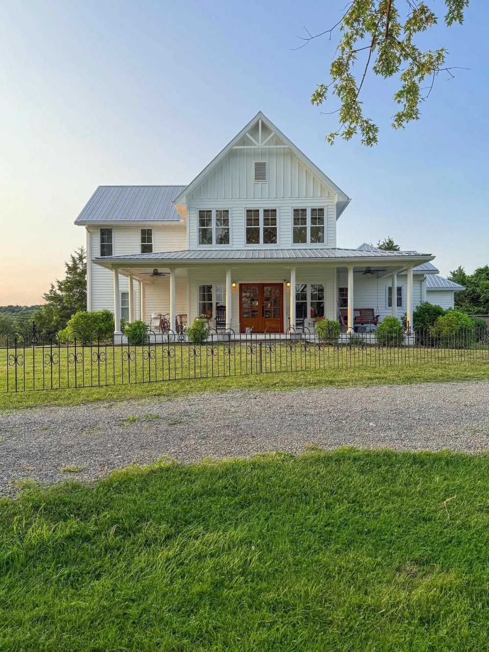 Màu sơn cổng nhà vườn đẹp hợp mệnh gia chủ