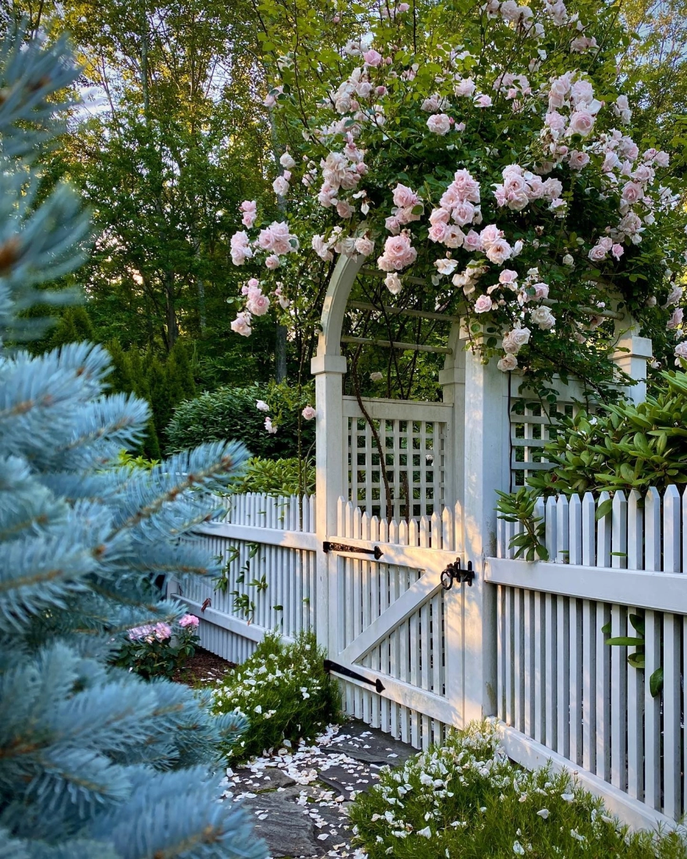 Cổng nhôm đúc biệt thự vườn sang trọng phong cách hoàng gia