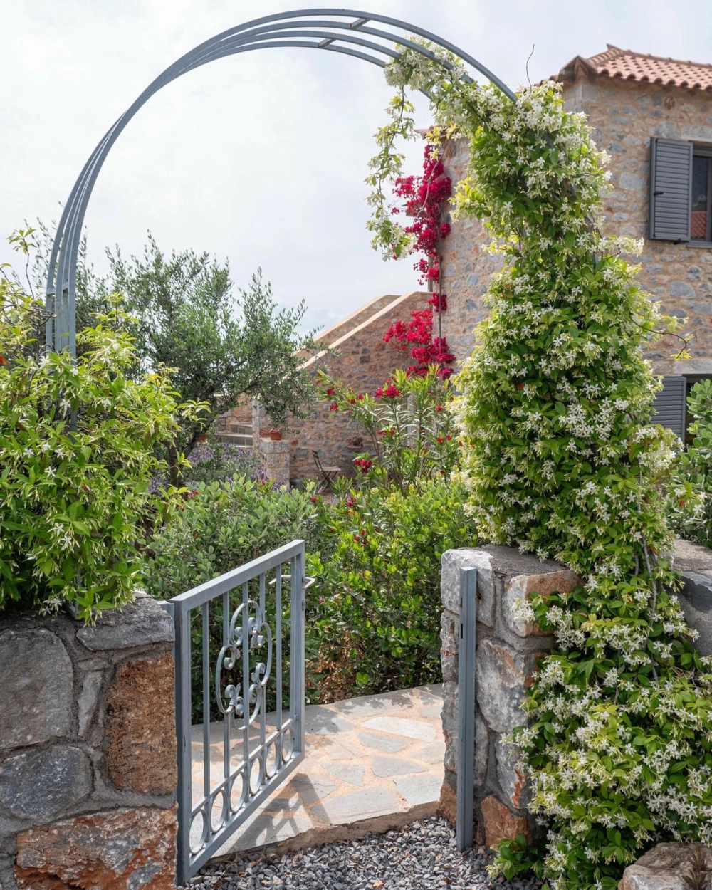 Mẫu cổng nhà vườn nông thôn bằng gỗ tự nhiên mộc mạc