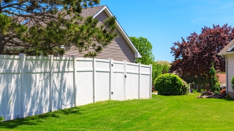 Mẫu hàng rào nhà vườn đẹp đơn giản tông màu trắng tinh tế