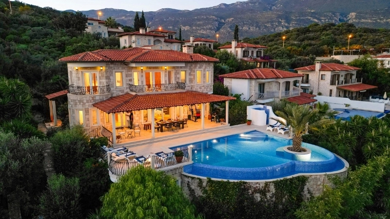 Mẫu bể bơi trong nhà kết hợp không gian spa thư giãn