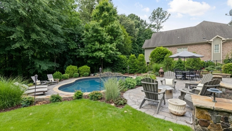 Không gian tiệc nướng bbq bên cạnh hồ bơi gia đình