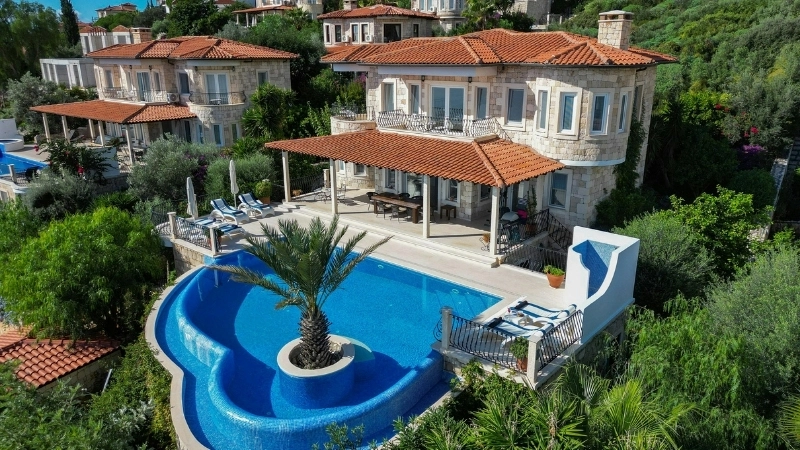 Thiết kế bể bơi vô cực trong nhà vườn view hướng biển