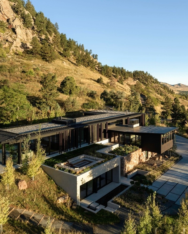 Thiết kế sân vườn cho nhà chữ L với hồ cá koi sinh động