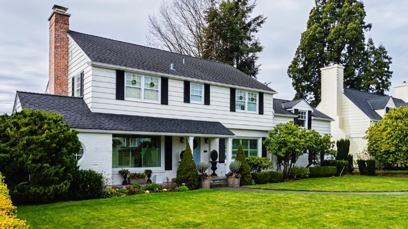 Đặc điểm nhà kiểu Mỹ với hàng hiên rộng và ghế thư giãn