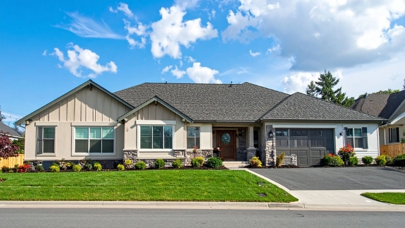 Tổng thể kiến trúc mẫu nhà vườn kiểu Mỹ với tông màu trắng chủ đạo và sân cỏ rộng