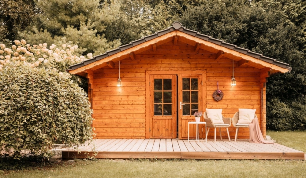 Góc thư giãn yên bình bên hiên nhà gỗ sân vườn