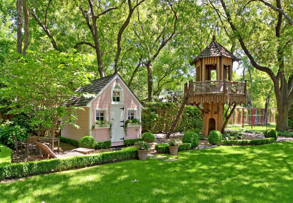 Toàn cảnh mẫu nhà gỗ sân vườn đẹp với lối đi lát đá tự nhiên