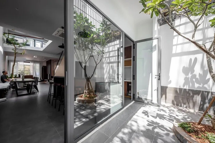 Ảnh giếng trời và cầu thang nối liền các tầng sáng