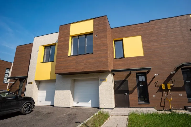 Nhà phố có tầng hầm làm gara tiện