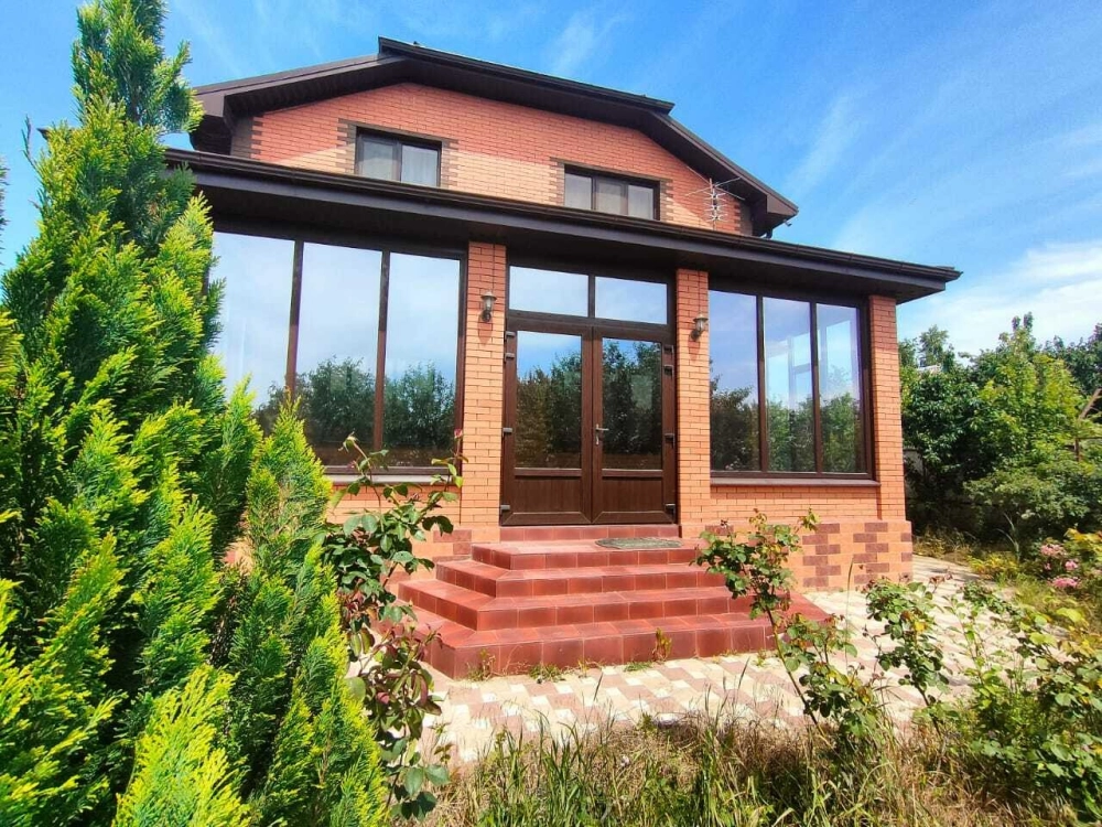 Mẫu nhà 2 tầng nhà vườn đẹp với thiết kế cửa kính cường lực