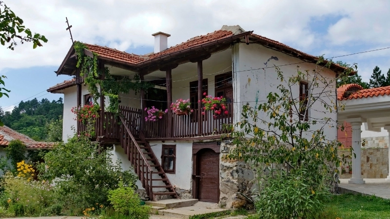 Biệt thự nhà vườn châu âu sang trọng bên hồ bơi ngoài trời trong xanh