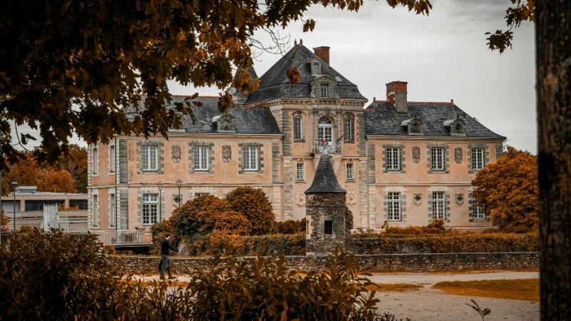 Kiến trúc mái ngói dốc màu xanh đen độc đáo của nhà vườn đẹp châu âu