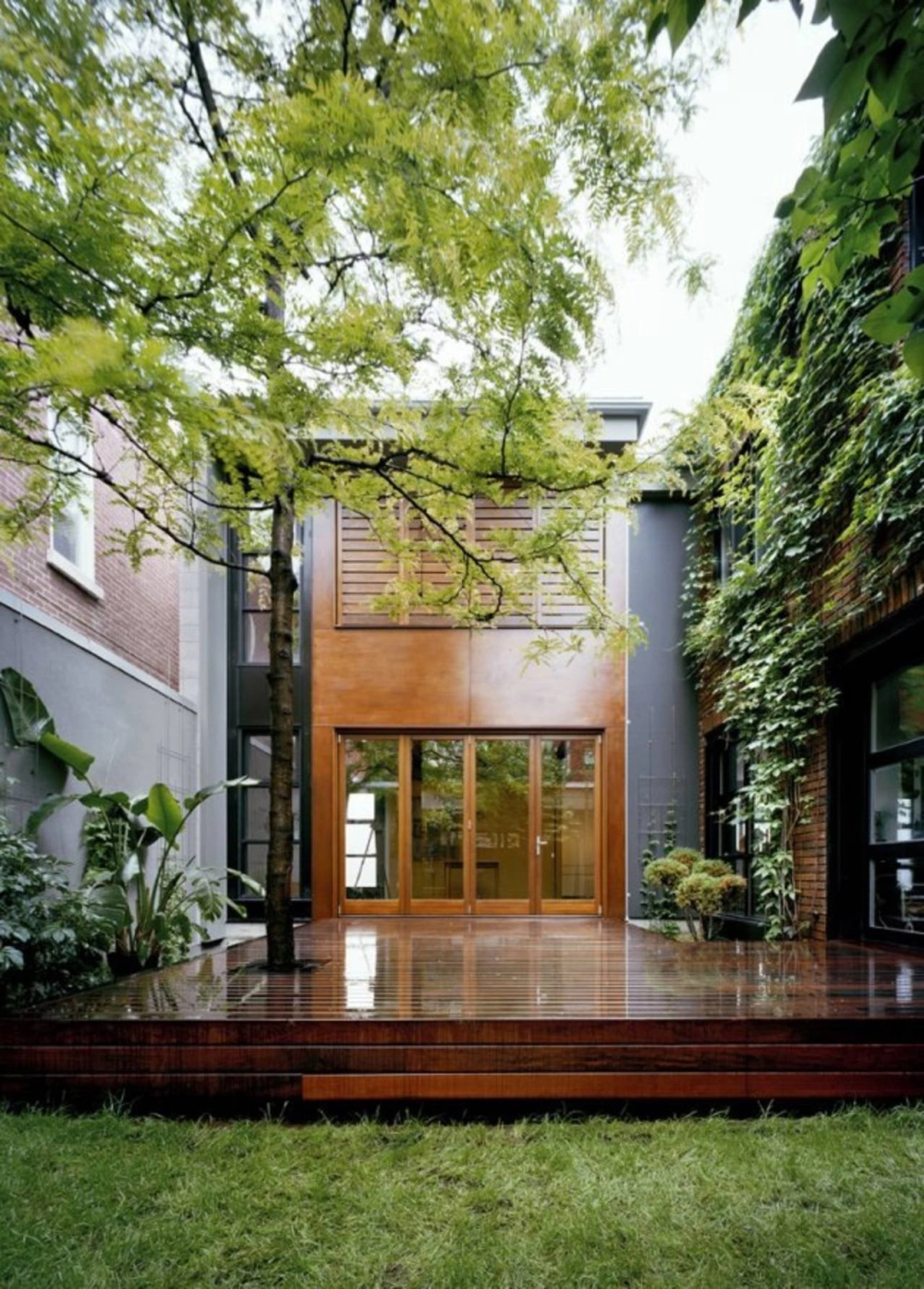 Cảnh quan sân vườn đẹp mắt bao quanh nhà chữ u