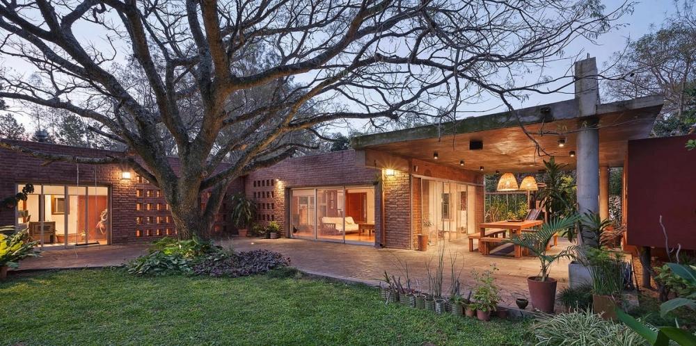 Hành lang dài kết nối các phòng trong nhà chữ u