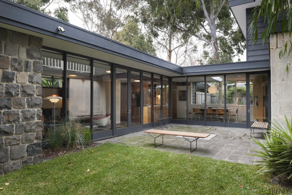 Thiết kế nhà chữ u 1 tầng mái ngói đỏ tươi truyền thống