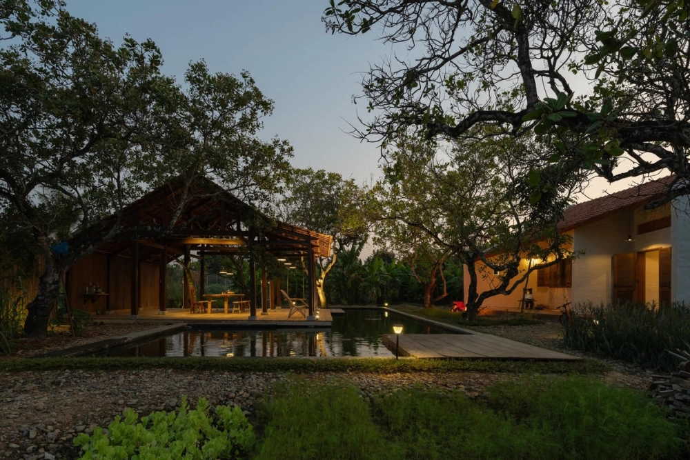 Thiết kế nhà vườn phong cách Địa Trung Hải với tông màu trắng và mái vòm đặc trưng