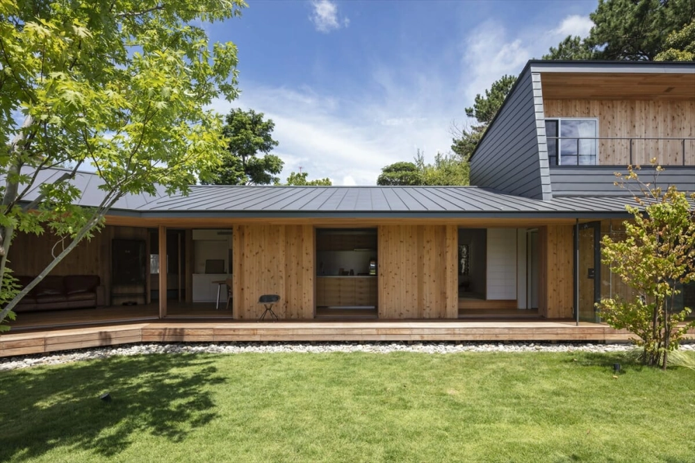 Ý tưởng kiến trúc nhà vườn phá cách sử dụng kính cường lực lấy sáng