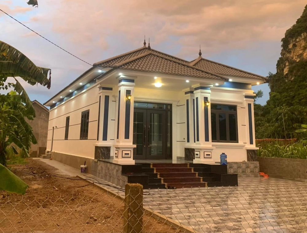 Thiết kế sân vườn đẹp đơn giản ở nông thôn ngập tràn hoa cỏ