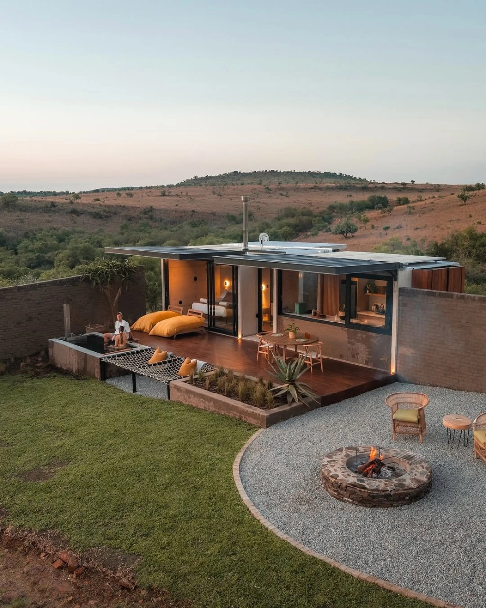 Góc đọc sách yên tĩnh tại nhà vườn 2 tầng đơn giản