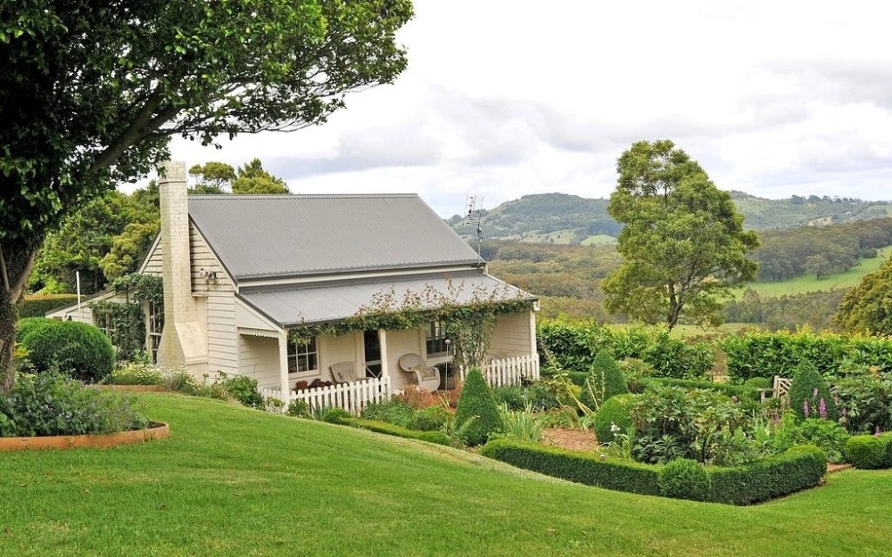 Phối cảnh biệt thự nhà vườn 1 tầng giá rẻ có hồ cá coi