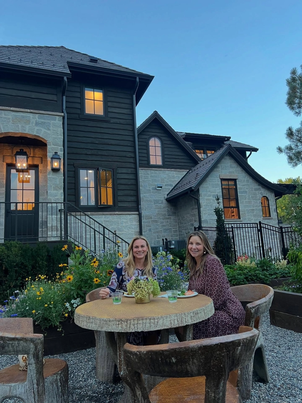 Tổng thể kiến trúc nhà vườn hiện đại với không gian mở và nhiều cây xanh