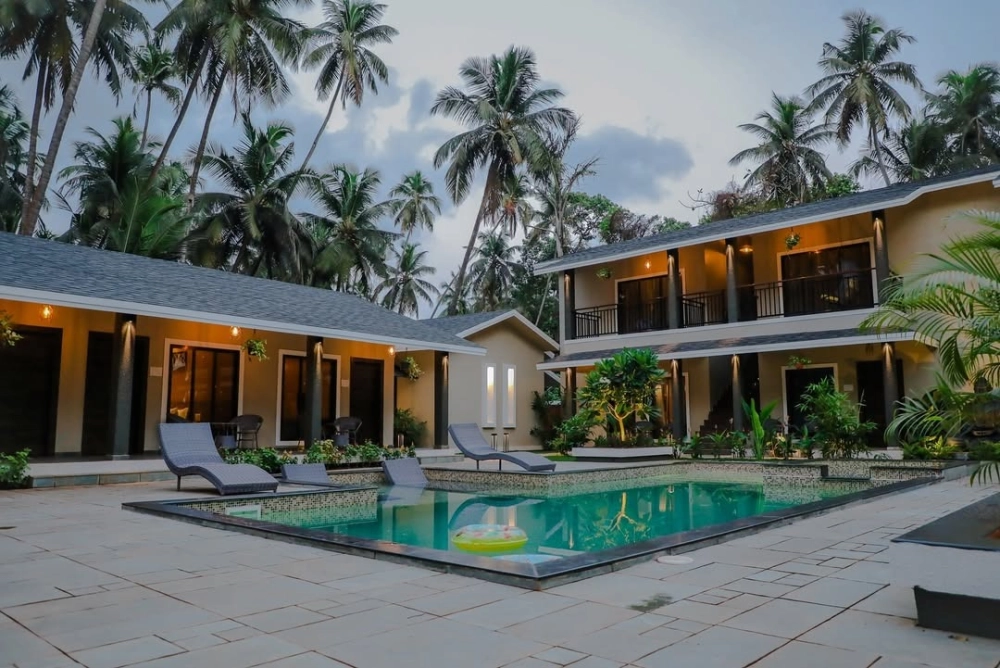 Chi tiết mẫu nhà vườn hiện đại 2 tầng ốp gỗ sang trọng