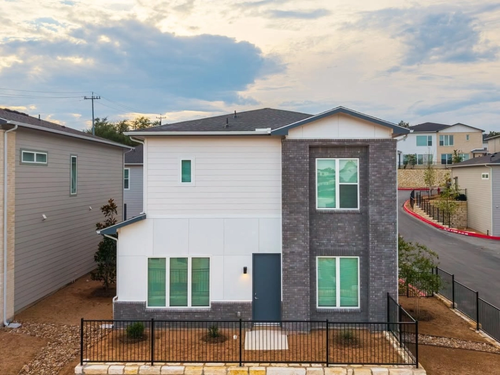 Mẫu nhà vườn 2 tầng hiện đại với ban công trồng nhiều hoa