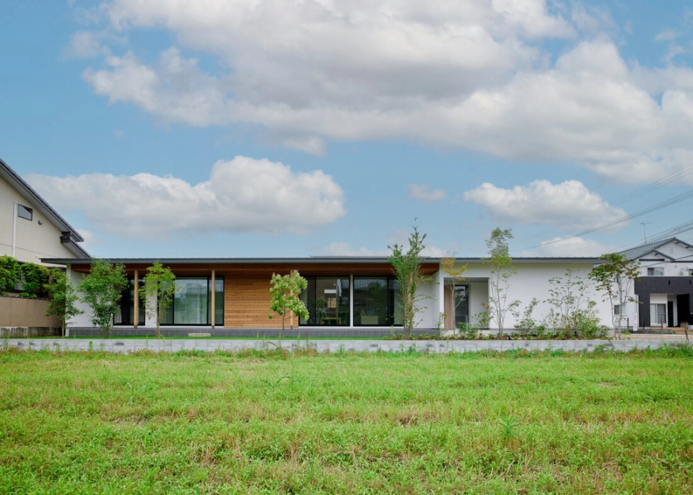 Phối màu ngoại thất trắng xám cho nhà vườn mái Nhật hiện đại