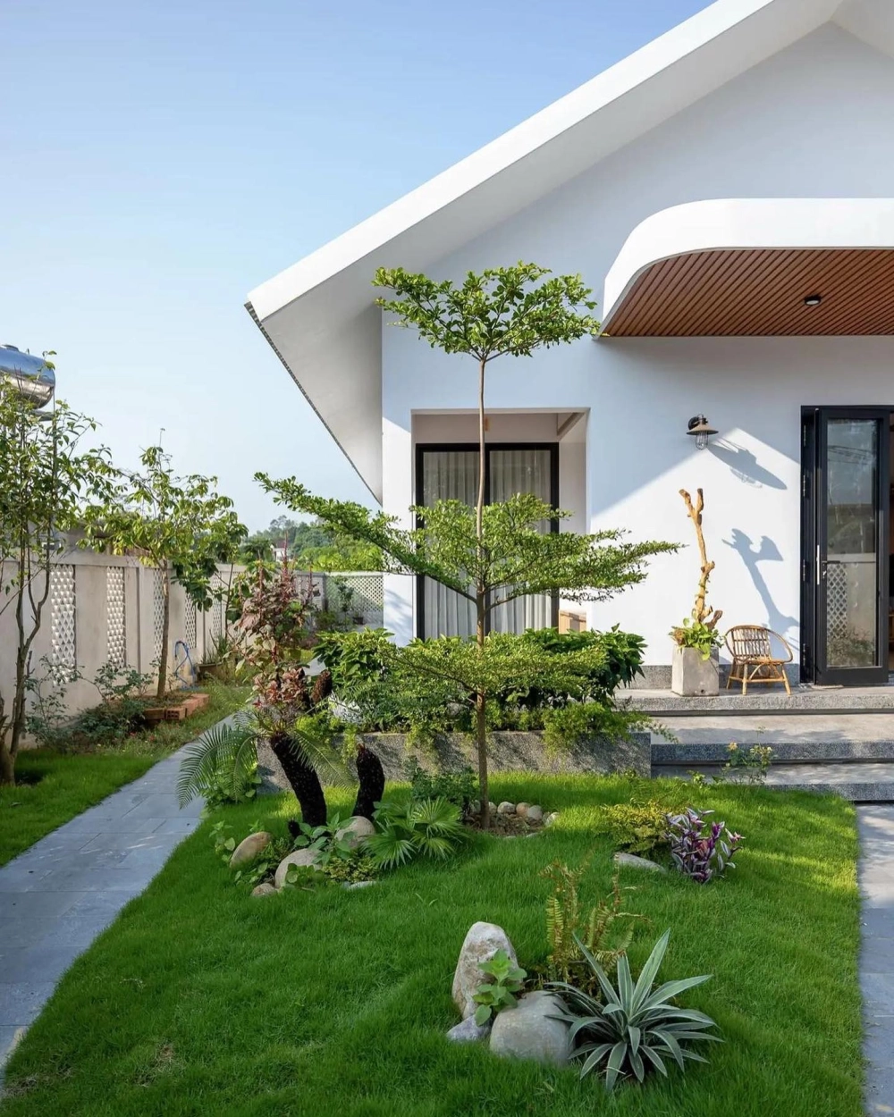 Thiết kế nhà vườn mái thái 1 tầng đẹp có gác lửng tiện nghi