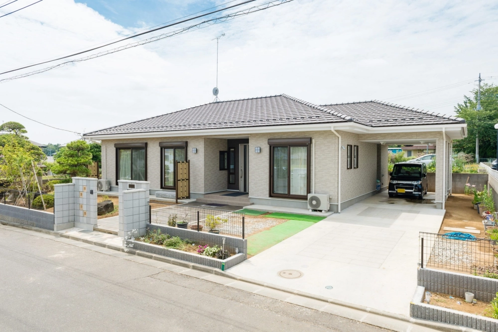 Mặt tiền nhà vườn mái thái hiện đại với hệ thống cửa kính lớn đón nắng