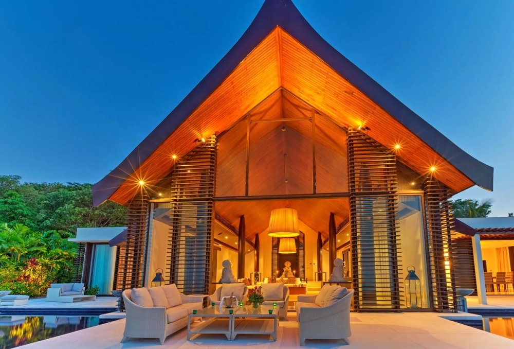 Phối cảnh biệt thự nhà vườn mái thái 2 tầng phong cách tân cổ điển