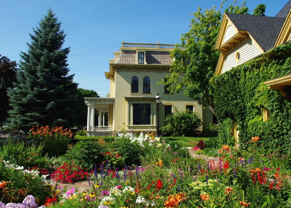 Không gian phòng khách mở nhìn ra sân vườn nghỉ dưỡng xanh mát