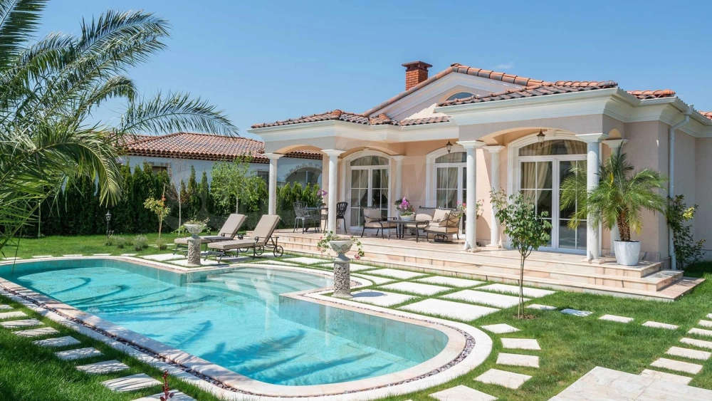 Biệt thự nhà vườn nghỉ dưỡng 1 tầng với kiến trúc kính hiện đại