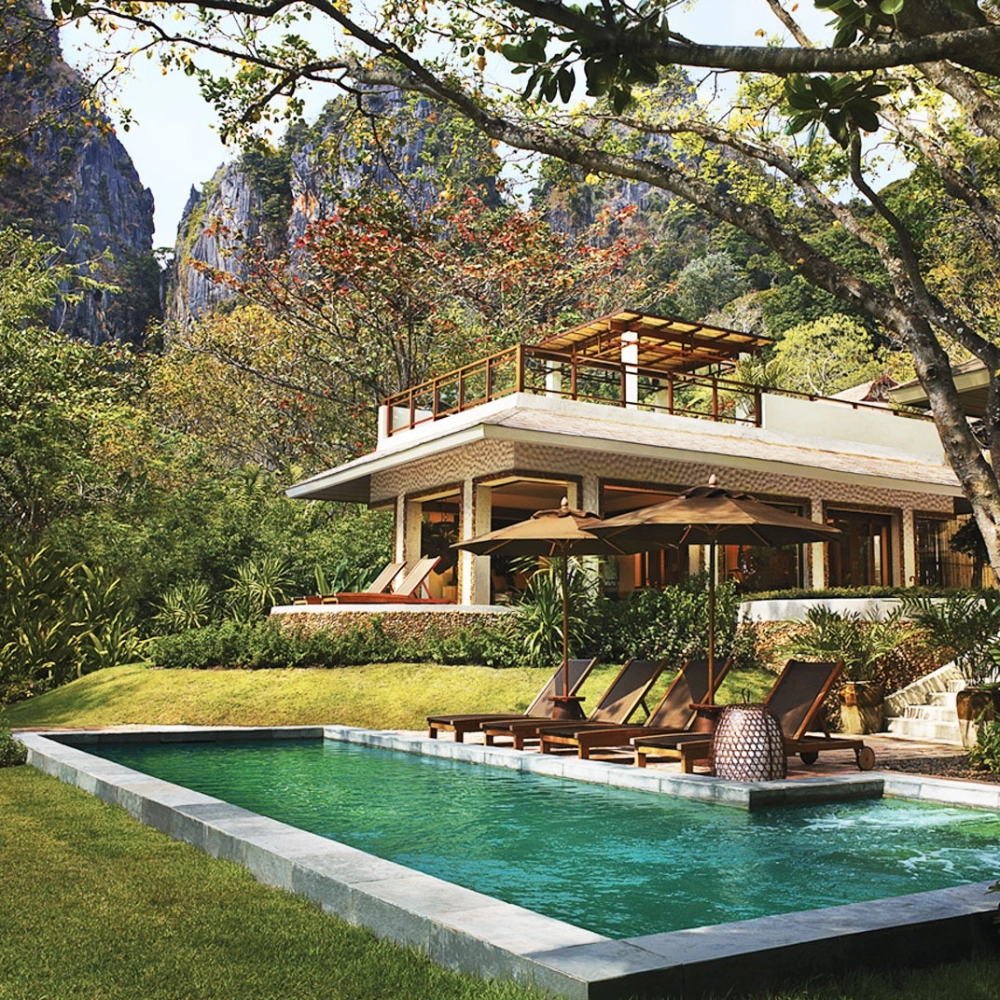 Góc đọc sách yên tĩnh bên cửa sổ nhà vườn nghỉ dưỡng view đẹp