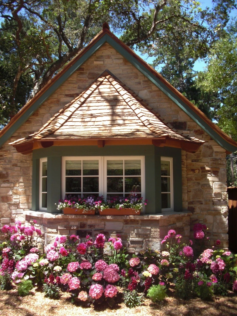 Xây dựng nhà vườn nhỏ xinh với vật liệu tái chế độc đáo