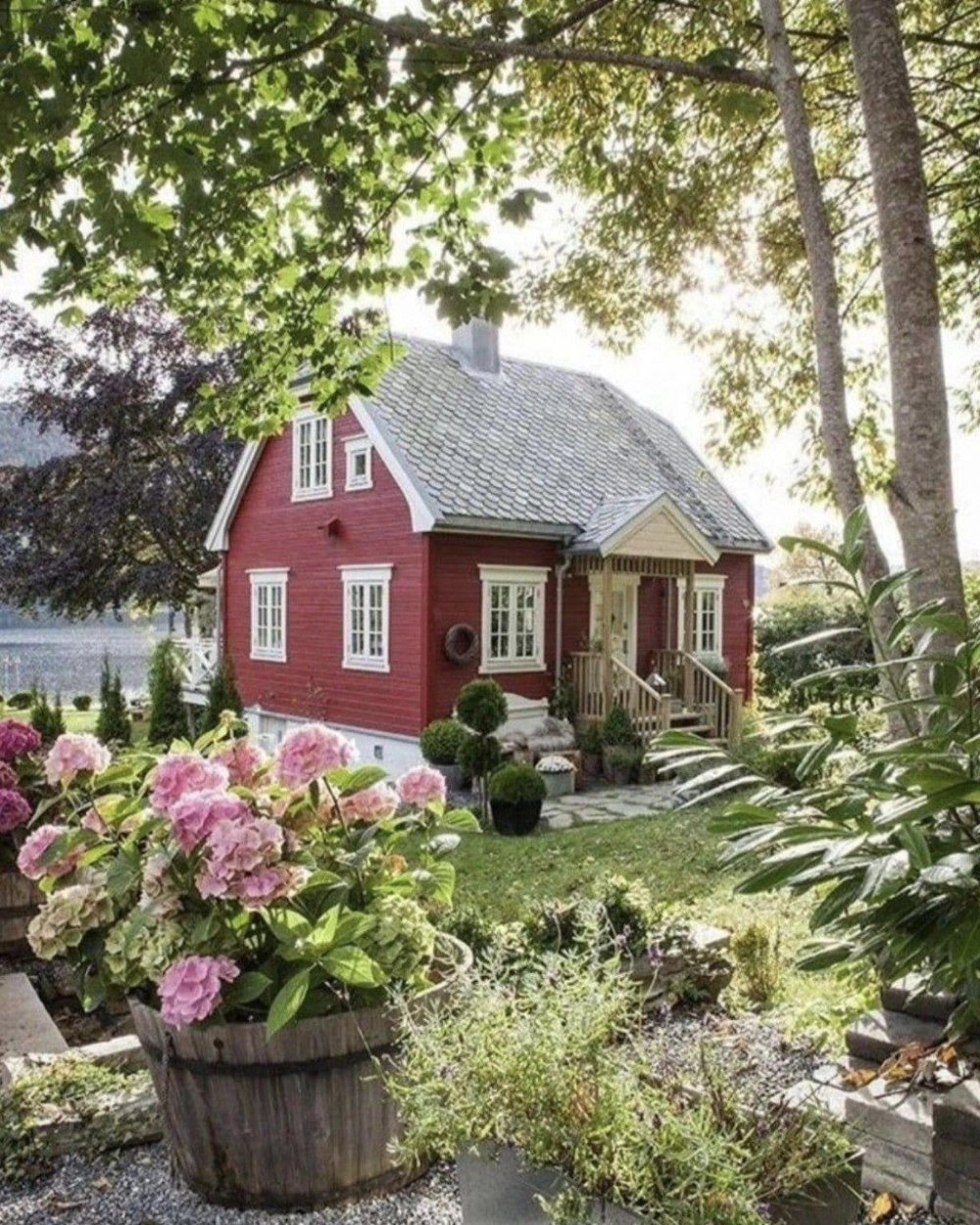 Hệ thống chiếu sáng lung linh cho nhà vườn nhỏ xinh về đêm