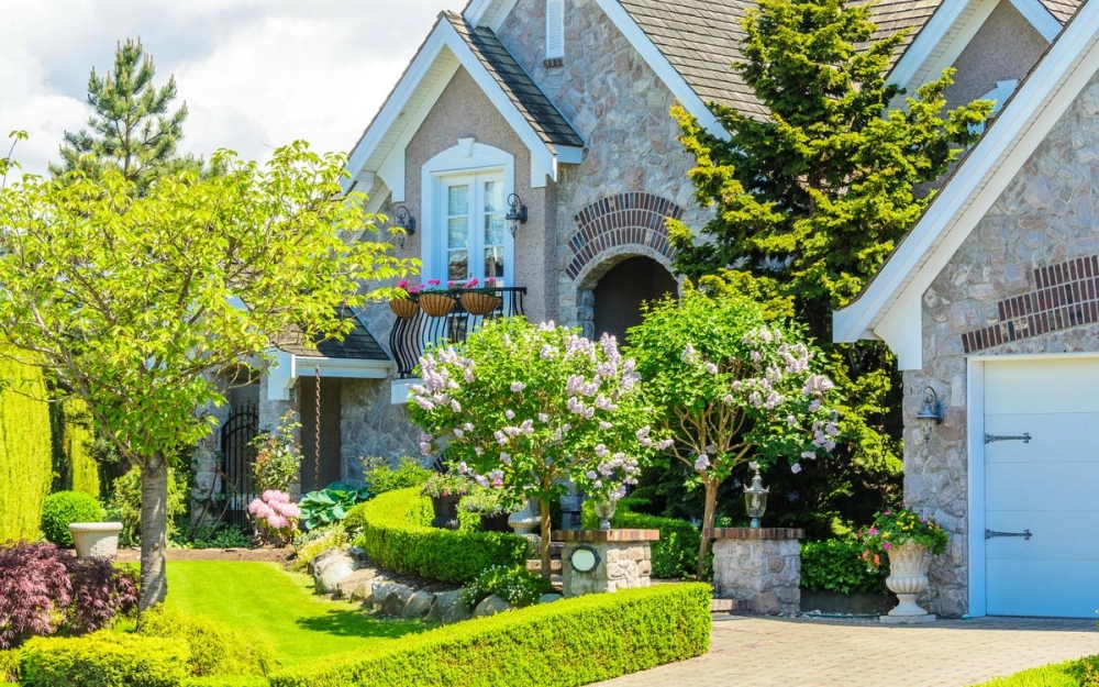 Lối đi lát đá tự nhiên dẫn vào khu vườn sinh thái rộng lớn