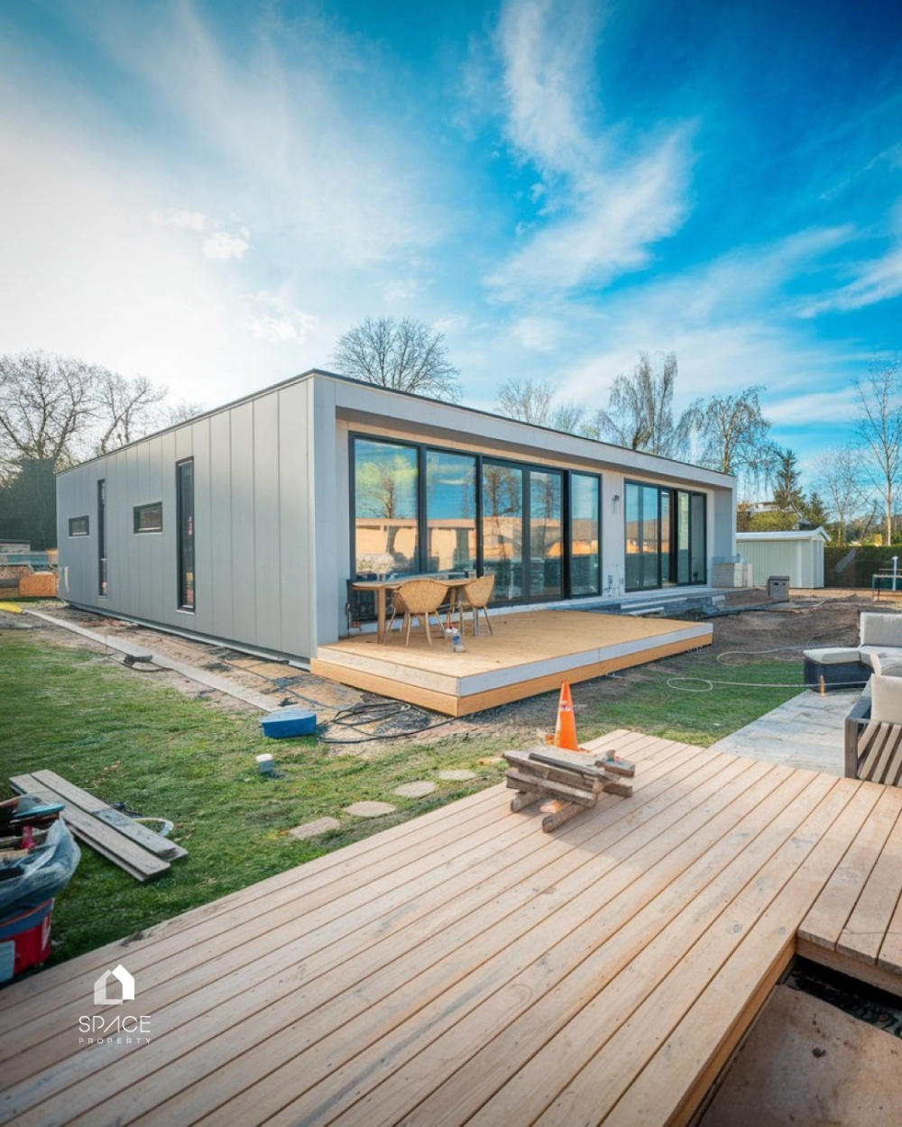 Mẫu nhà tiền chế sân vườn đẹp có giàn hoa leo lãng mạn