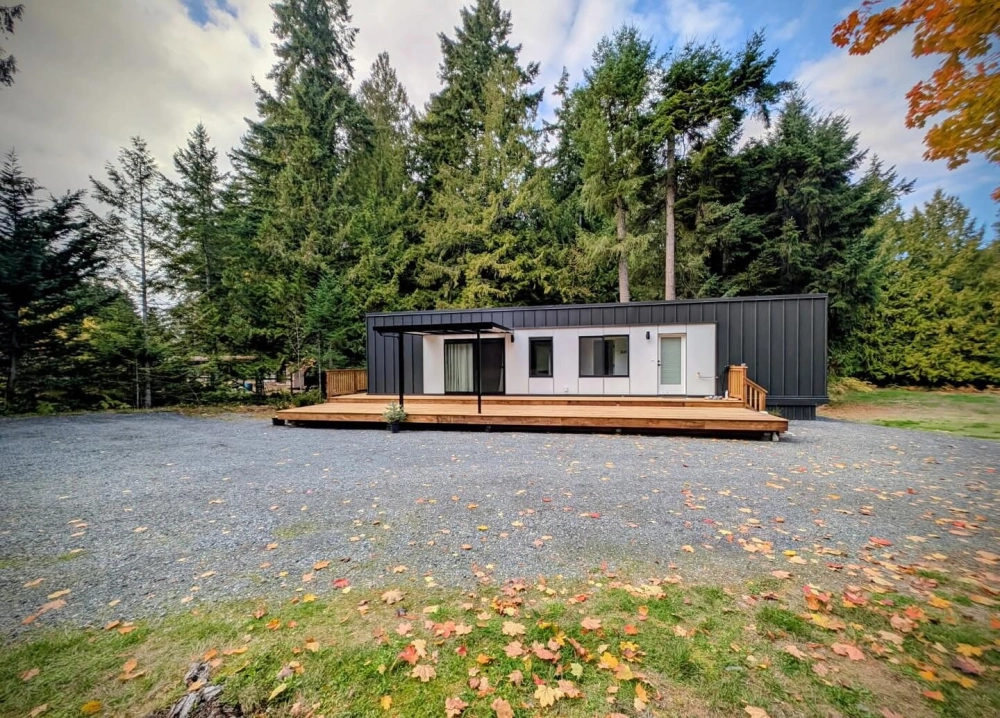 Thiết kế nhà vườn lắp ghép giá rẻ với hiên gỗ rộng rãi