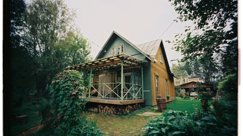 Giải pháp chống nóng cho nhà hướng tây bằng hệ lam chắn nắng và cây xanh