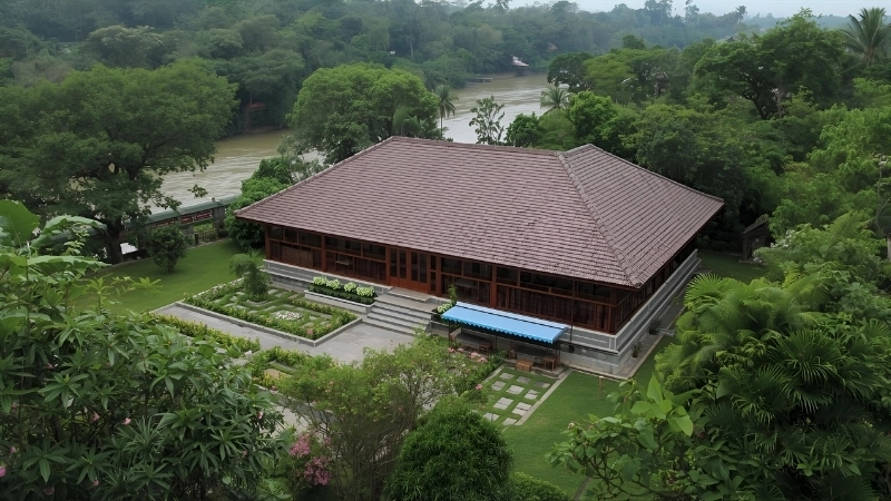 Khu nghỉ dưỡng resort ven sông với các bungalow mái lá độc đáo